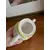 Foto de um(a) ​Pequeno bule em porcelana pintada à mão, da categoria de Bules. Pequeno bule em porcelana pintado a mão. Possui apenas uma folha quebrada, mas é quase imperceptível. Medidas: 14 x 13cm. Mostrado de uma perspectiva diferente. Vendido no marketplace Trésors.