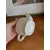 Foto de um(a) ​Pequeno bule em porcelana pintada à mão, da categoria de Bules. Pequeno bule em porcelana pintado a mão. Possui apenas uma folha quebrada, mas é quase imperceptível. Medidas: 14 x 13cm. Mostrado de uma perspectiva diferente. Vendido no marketplace Trésors.
