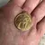 Foto de um(a) Antiga Rara Medalha Pingente Dourado Do Signo Aquário, da categoria de Outros colecionáveis. Rara medalha italiana, atrás têm o mês que começa e termina em italiano. Meados do século XX. Banhada a ouro 18kaprox 2.5cm. Mostrado de uma perspectiva diferente. Vendido no marketplace Trésors.