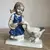 Foto de um(a) Antigo Bibelô Bloco Escultórico Menina Pato Porcelana Alemã, da categoria de Escultura. Antigo e delicado bibelô/bloco escultórico representando menina alimentando pato, em porcelana alemã (tem um “S” na base)... Mostrado de uma perspectiva diferente. Vendido no marketplace Trésors.