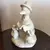 Foto de um(a) Antigo Bibelô Bloco Escultórico Pato Em Porcelana Alemã, da categoria de Escultura. Em perfeito estado.Alt : 17cm Larg : 12cm. Mostrado de uma perspectiva diferente. Vendido no marketplace Trésors.