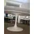 Foto de um(a) ​Mesa de jantar oval Saarinen - mármore Venato - 244 x 137, da categoria de Mesas de Jantar. Mesa de jantar oval Saarinen. Acabamento: Base/Fibra de Vidro + Tampo/Mármore Venato.Em perfeito estado, sem avarias.... Mostrado de uma perspectiva diferente. Vendido no marketplace Trésors.