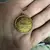 Foto de um(a) Antiga Rara Medalha Pingente Dourado Do Signo Escorpião, da categoria de Outros colecionáveis. Rara medalha italiana, atrás têm o mês que começa e termina em italiano. Meados do século XX. Banhada a ouro 18kaprox 2,5cm. Mostrado de uma perspectiva diferente. Vendido no marketplace Trésors.
