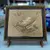 Foto de um(a) Antigo Raro Quadro De Mesa Japonês Caixa Oriental Minogame, da categoria de Objetos decorativos. Curioso quadro de mesa em metal dourado de excelente qualidade, lindo brilho natural e ótima fundição, com bastante riqueza... Mostrado de uma perspectiva diferente. Vendido no marketplace Trésors.