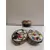 Foto de um(a) Combo com Três Caixas em Porcelana Estampa Cenas Japonesas, Década de 1980, da categoria de Cestos e Caixas. Combo com três caixas em porcelana. Estampas com cenas japonesas, gueixas e flores. Fecho dourado e contorno da caixa com... Mostrado de uma perspectiva diferente. Vendido no marketplace Trésors.