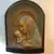 Foto de um(a) Antiga Escultura De Parede Virgem Cerâmica Italiana Art Deco, da categoria de Objetos de parede esculturais. Madonna e bambino. Lindo e grande quadro/placa de parede, estilo Art Deco, feita a mão em cerâmica italiana, ricamente... Mostrado de uma perspectiva diferente. Vendido no marketplace Trésors.