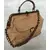 Foto de um(a) Bolsa Valise Anos 80, da categoria de Bolsas. Bolsa em couro pespontado na cor bege e alça em metal dourado, tipo valise, década de 1989. A: 32cm L: 34cm P: 13cm Peso:... Mostrado de uma perspectiva diferente. Vendido no marketplace Trésors.