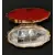 Foto de um(a) Costureiro de Bolsa Anos 80, da categoria de Outros colecionáveis. Costureiro de bolsa em caixa de metal dourado com tampa em acrílico policromado. Compondo o kit com material de costura de... Mostrado de uma perspectiva diferente. Vendido no marketplace Trésors.