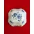 Foto de um(a) Porta Joia em Porcelana Branca e Floral Azul Cobalto, Década de 1970, da categoria de Porta-Jóias. Porta joia em porcelana branca com estampa floral em azul cobalto, década de 1970.A: 6 cm / L: 10,5 cm / P: 10,5 cm peso:... Mostrado de uma perspectiva diferente. Vendido no marketplace Trésors.