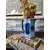Foto de um(a) Jarra Borrão Azul Cobalto, Cerâmica Germany, da categoria de Garrafas, potes e jarros. Jarra borrão com a tradicional estampa floral em azul cobalto e fundo em tons de azulejos e cinza. Fabricada pela fábrica de... Mostrado de uma perspectiva diferente. Vendido no marketplace Trésors.