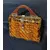 Foto de um(a) Bolsa Vintage em Caso de Tartaruga, Madeira e Vime, Década de 1980, da categoria de Outros colecionáveis. Bolsa de mão vintage, com alça de madeira, moldura em acrílico tipo casco de tartaruga e trama de vime no centro. Fecho em... Mostrado de uma perspectiva diferente. Vendido no marketplace Trésors.