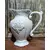 Foto de um(a) Jarra em porcelana, da categoria de Garrafas, potes e jarros. Jarra em porcelana com detalhes em relevo. A: 26cm Diâmetro: 25cm Peso: 1,250kg. Mostrado de uma perspectiva diferente. Vendido no marketplace Trésors.
