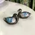 Foto de um(a) Antigo Par Pequenas Esculturas De Patinhos Em Cloisonné, da categoria de Escultura. Lindas peçinhas feitas à mão, par de patinhos em cloisonnéMedida 6cm cada. Mostrado de uma perspectiva diferente. Vendido no marketplace Trésors.