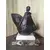 Foto de um(a) Escultura Guerreiro Africano Anos 80, da categoria de Escultura. Escultura de guerreiro africano em resina com pátina marrom envelhecida e base em mármore marrom imperador e travertino.... Mostrado de uma perspectiva diferente. Vendido no marketplace Trésors.
