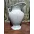 Foto de um(a) Jarra em porcelana, da categoria de Garrafas, potes e jarros. Jarra em porcelana com detalhes em relevo. A: 26cm Diâmetro: 25cm Peso: 1,250kg. Mostrado de uma perspectiva diferente. Vendido no marketplace Trésors.