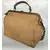 Foto de um(a) Bolsa Valise Anos 80, da categoria de Bolsas. Bolsa em couro pespontado na cor bege e alça em metal dourado, tipo valise, década de 1989. A: 32cm L: 34cm P: 13cm Peso:... Mostrado de uma perspectiva diferente. Vendido no marketplace Trésors.