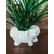 Foto de um(a) Cachepô Elefante Anos 90, da categoria de Cachepot. Cachepô formato de elefante em porcelana craquelada na cor branca, década de 1990. A: 12,5 cm / L: 20cm / P: 12 cmPeso: 704g. Mostrado de uma perspectiva diferente. Vendido no marketplace Trésors.