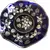 Foto de um(a) Antigo Grande Centro De Mesa Em Cristal Azul E Prata De Lei, da categoria de Centro de mesa. Antigo e grande centro de mesa em cristal com belíssima decoração floral em prata de lei. Em perfeito estado. Medindo 35cm. Vendido no marketplace Trésors.