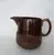 Foto de um(a) Jarra Esmaltada em Terracota, Déc. 1940, da categoria de Garrafas, potes e jarros. Jarra esmaltada em terracota marrom com relevo na parte de baixo, década de 1940. A: 16cm / D: 15cm Peso: 910g. Mostrado de uma perspectiva diferente. Vendido no marketplace Trésors.