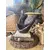 Foto de um(a) Escultura Guerreiro Africano Anos 80, da categoria de Escultura. Escultura de guerreiro africano em resina com pátina marrom envelhecida e base em mármore marrom imperador e travertino.... Mostrado de uma perspectiva diferente. Vendido no marketplace Trésors.