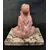 Foto de um(a) Escultura Cristal Woman Anos 90, da categoria de Escultura. Escultura feminina em resina com pátina terracota com um cristal nas mãos, base em granito, década de 1990. A: 15 cm / L:... Mostrado de uma perspectiva diferente. Vendido no marketplace Trésors.