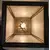 Foto de um(a) Luminária Modern Papern, da categoria de Abajures. Luminária de mesa feita de rolinhos de papel com cola branca, tufo com pátina bronze e folha de acetato fosca como difusor,... Mostrado de uma perspectiva diferente. Vendido no marketplace Trésors.