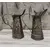 Foto de um(a) Jarras Latão 40'S, da categoria de Garrafas, potes e jarros. Par de jarras em latão com desenhos em relevo, década de 1940. A: 18,5 cm (com o bico)Diâmetro da boca: 7 cm / Diâmetro da... Mostrado de uma perspectiva diferente. Vendido no marketplace Trésors.