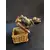 Foto de um(a) Caixinha em Resina Ursinho, Década de 2000, da categoria de Cestos e Caixas. Caixa de resina policromada ursinho com fecho em latão polido, década de 2000.A: 7,6 cm L: 4,3 cm P: 4,5 cm peso: 100g. Mostrado de uma perspectiva diferente. Vendido no marketplace Trésors.