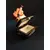 Foto de um(a) Caixinha de Porcelana Violino, Década de 2000, da categoria de Cestos e Caixas. Caixa em porcelana policromada com fecho em latão oxidado, década de 2000.A: 7,3 cm L: 4,8 cm P: 3,3 cm peso: 70g. Mostrado de uma perspectiva diferente. Vendido no marketplace Trésors.
