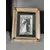 Foto de um(a) Porta Retrato Alumínio Anodizado, Metalúrgica Clax, Década 1980, da categoria de Porta retratos. Porta retrato de mesa em alumínio anodizado na cor ouro velho com cantoneiras em relevo. Não acompanha foto. Vidro e o... Mostrado de uma perspectiva diferente. Vendido no marketplace Trésors.