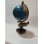Foto de um(a) Globo Terrestre Latão e Marchetaria anos 70, da categoria de Globos. Globo terrestre de mesa com globo giratório e envelhecido com base de peixe em latão e madeira com marchetaria adesivada... Mostrado de uma perspectiva diferente. Vendido no marketplace Trésors.