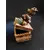 Foto de um(a) Caixinha em Resina Ursinho, Década de 2000, da categoria de Cestos e Caixas. Caixa em resina policromada com fecho em latão oxidado, década de 2000.A: 8 cm L: 4 cm P: 4 cm peso: 88 g. Mostrado de uma perspectiva diferente. Vendido no marketplace Trésors.