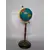 Foto de um(a) Globo Madeira e Latão, da categoria de Globos. Globo terrestre com base em madeira torneada e latão, haste dourada. Peso: 330g A: 44 cm D globo: 13cm D base: 16 cm. Mostrado de uma perspectiva diferente. Vendido no marketplace Trésors.
