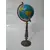 Foto de um(a) Globo Terrestre Latão, da categoria de Globos. Globo terrestre com base em latão fundido. A: 39cm D globo: 9cm Base: 10cm Peso: 900g. Mostrado de uma perspectiva diferente. Vendido no marketplace Trésors.