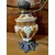 Foto de um(a) Abajur Lampião Faiança Estilo Art Nouveau, Década de 1970, Natalino Tomasi, da categoria de Abajures. Abajur de mesa tipo lampião, faiança com estilo art nouveau em relevo na côr mostarda e bege. Estrutura em alumínio fundido... Mostrado de uma perspectiva diferente. Vendido no marketplace Trésors.