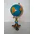 Foto de um(a) Globo Globinho, da categoria de Globos. Globo terrestre de mesa em latão fundido e pátina dourada A: 28cm Peso: 587g. Mostrado de uma perspectiva diferente. Vendido no marketplace Trésors.