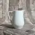 Foto de um(a) Cremeira Porcelana Steatita, Década de 1940, da categoria de Cremeiras. Cremeira em porcelana branca lisa, década de 1940 porcelana steatita. A: 10cmL alça até o bico: 11cm D: 8cm. Mostrado de uma perspectiva diferente. Vendido no marketplace Trésors.