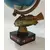 Foto de um(a) Globo Terrestre Latão e Marchetaria anos 70, da categoria de Globos. Globo terrestre de mesa com globo giratório e envelhecido com base de peixe em latão e madeira com marchetaria adesivada... Mostrado de uma perspectiva diferente. Vendido no marketplace Trésors.
