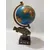 Foto de um(a) Globo Terrestre Latão e Marchetaria anos 70, da categoria de Globos. Globo terrestre de mesa com globo giratório e envelhecido com base de peixe em latão e madeira com marchetaria adesivada... Mostrado de uma perspectiva diferente. Vendido no marketplace Trésors.
