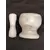 Foto de um(a) Pilão de Mesa em Mármore, da categoria de Outros utensílios. Pilão de mesa com socador feito em mármore branco funcional e decorativo. A: 10,8 cm / Diâmetro: 7 cm / Diâmetro da base:... Mostrado de uma perspectiva diferente. Vendido no marketplace Trésors.