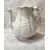 Foto de um(a) Bule Jg Meakin Hanley England Anos 20, da categoria de Bules. Bule inglês em porcelana branca com trigos em relevo sem tampa e trincado mas com muita vontade de viver, podendo ser... Mostrado de uma perspectiva diferente. Vendido no marketplace Trésors.
