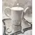 Foto de um(a) Bule Porcelana Branca Anos 90, da categoria de Bules. Bule em porcelana branca em forma de elipse com relevo de treliça, década de 1990 marca: viva, toscana. A: 20 cm /... Mostrado de uma perspectiva diferente. Vendido no marketplace Trésors.