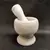 Foto de um(a) Pilão de Mesa em Mármore, da categoria de Outros utensílios. Pilão de mesa com socador feito em mármore branco funcional e decorativo. A: 10,8 cm / Diâmetro: 7 cm / Diâmetro da base:... Mostrado de uma perspectiva diferente. Vendido no marketplace Trésors.