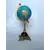 Foto de um(a) Globo Latão, da categoria de Globos. Globo terrestre com base em latão e madeira Peso: 790g A: 33 cm D: 13cm. Mostrado de uma perspectiva diferente. Vendido no marketplace Trésors.