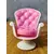 Foto de um(a) Mini Cadeirinha Pink Barbie, Década de 1990, da categoria de Modelos e estatuetas. Miniatura de cadeira em acrílico rosa com capitone e estrutura giratória na cor bege, década de 1990 h: 12,4 cm l: 10,6 cm... Mostrado de uma perspectiva diferente. Vendido no marketplace Trésors.