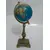 Foto de um(a) Globo Terrestre Latão, da categoria de Globos. Globo latão: globo terrestre com base em latão fundido. Peça única pelo designer Marcelus Ribas.A: 26cm Base: 8 x 8cm Peso:... Mostrado de uma perspectiva diferente. Vendido no marketplace Trésors.