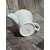 Foto de um(a) Cremeira Porcelana Le Gourmet Italy Style, Década de 2000, da categoria de Cremeiras. Cremeira em porcelana branca canelada na horizontal e porcelana verde militar na parte interna, década de 2000 le gourmet,... Mostrado de uma perspectiva diferente. Vendido no marketplace Trésors.