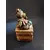 Foto de um(a) Caixinha em Resina Ursinho, Década de 2000, da categoria de Cestos e Caixas. Caixa em resina policromada com fecho em latão oxidado, década de 2000.A: 8 cm L: 4 cm P: 4 cm peso: 88 g. Mostrado de uma perspectiva diferente. Vendido no marketplace Trésors.