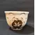 Foto de um(a) Bowl Porcelana Anos 60, da categoria de Tigelas decorativas. Bowl em porcelana bege com flores em dourado, década de 1960 já com o craquelamento devido a idade. A: 11,5 cm / Diametro:... Mostrado de uma perspectiva diferente. Vendido no marketplace Trésors.