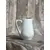 Foto de um(a) Cremeira Porcelana Steatita, Década de 1940, da categoria de Cremeiras. Cremeira em porcelana branca lisa, década de 1940 porcelana steatita. A: 10cmL alça até o bico: 11cm D: 8cm. Mostrado de uma perspectiva diferente. Vendido no marketplace Trésors.